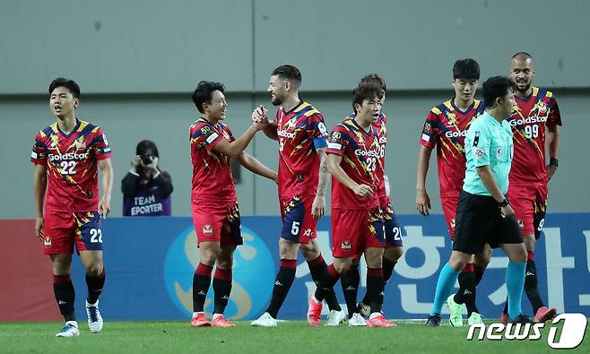 5일 오후 서울 마포구 월드컵경기장에서 열린 프로축구 하나원큐 K리그 2021 FC 서울과 전북 현대 경기에서 후반전 서울 조영욱이 골을 넣을 넣고 동료들과 환호하고 있다. 2021.9.5/뉴스1 © News1 박세연 기자