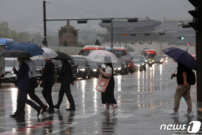 가을비가 내린 29일 오전 서울 세종대로 사거리에서 우산을 쓴 시민들이 발걸음을 재촉하고 있다.  2021.9.29/뉴스1 © News1 황기선 기자