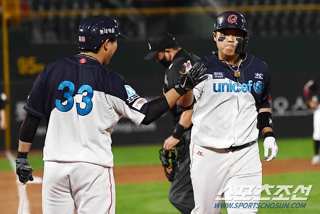 2021 KBO리그 롯데 자이언츠와 KT 위즈의 경기가 1일 부산 사직구장에서 열렸다. 4회말 2사 1루 롯데 한동희가 역전 투런포를 날린 뒤 하이파이브를 나누고 있다. 부산=박재만 기자 pjm@sportschosun.com/2021.10.01/