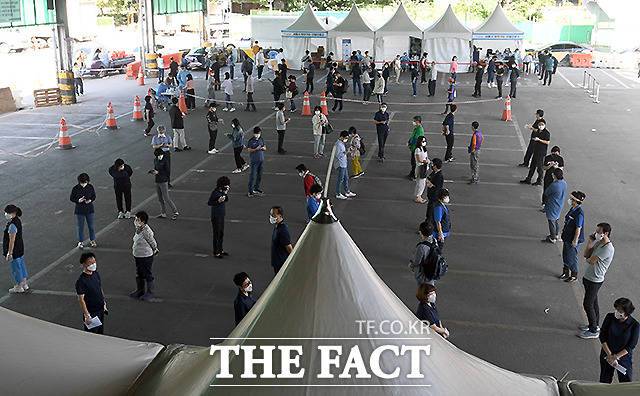 정부가 4일부터 적용될 사회적 거리두기 조정안을 오늘 발표한다. 9월24일 오후 서울 송파구 가락시장 내 선별진료소에 검사자들이 줄 지어 서 있다. /이새롬 기자