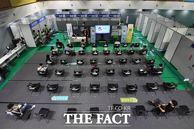 정부가 4일부터 적용될 사회적 거리두기 조정안을 오늘 발표한다. 9월29일 오전 서울 서대문구 북아현문화센터에 마련된 코로나19 백신 예방접종센터에서 접종이 진행되고 있다. /남용희 기자