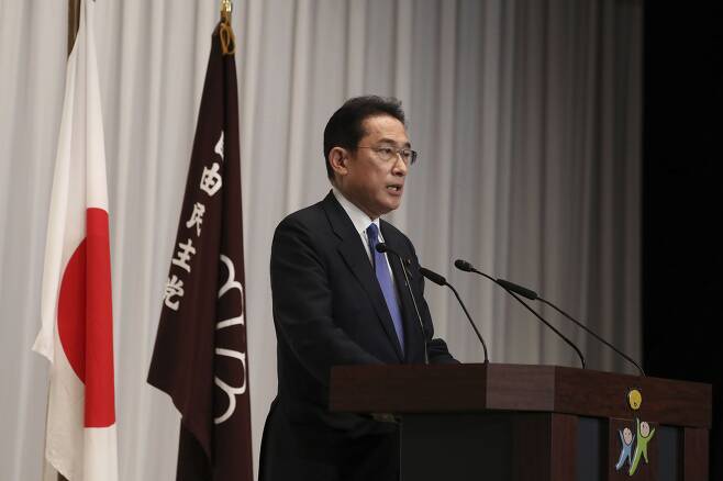 29일 일본 집권 자민당 총재 선거에서 당선된 기시다 후미오 전 외무상이 도쿄 자민당사에서 기자회견을 하고 있다. /AP 연합뉴스