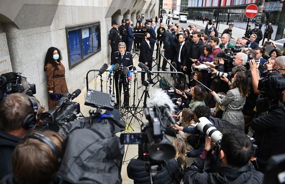 30일(현지시간) 쿠전스의 재판이 열린 영국 런던 올드베일리법원 앞에서 광역경찰청장이 성명을 발표하고 있다. AFP=연합뉴스