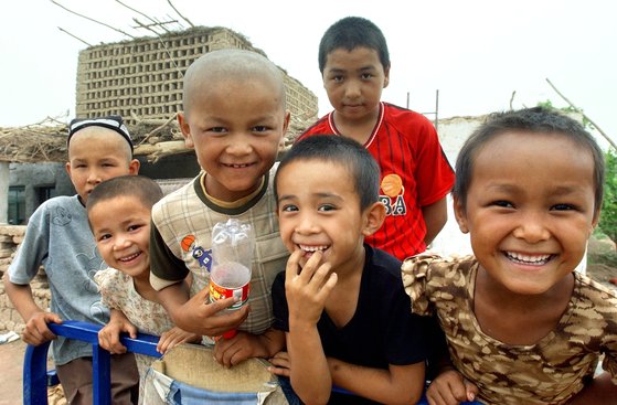 천진한 표정을 짓고 있는 투르판 위구르족 아이들. [사진 국립중앙박물관, 중앙포토, 김호동 교수]