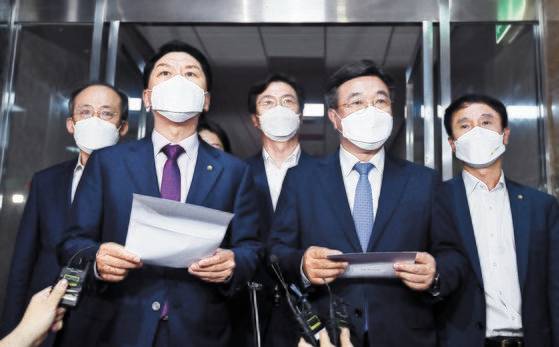 윤호중 더불어민주당 원내대표와 김기현 국민의힘 원내대표가 29일 서울 여의도 국회에서 박병석 국회의장 주재로 열린 언론중재법 관련 여야 원내대표 회동을 마친 뒤 합의문을 발표하고 있다. 임현동 기자