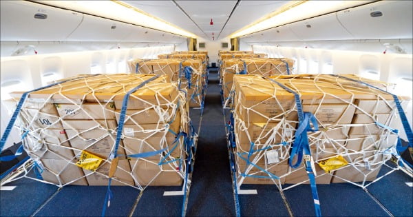 대한항공이 지난해 9월 코로나19로 멈춰선 여객기 보잉 777-300ER을 개조해 내부에 화물을 실은 모습. /한경DB