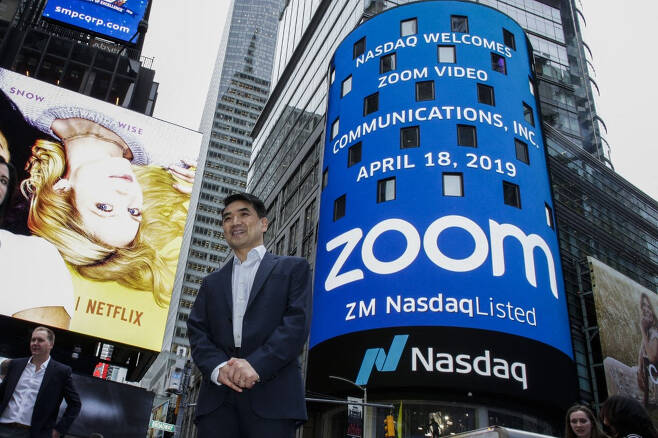에릭 위안 줌 창업자 겸 최고경영자(CEO)가 2019년 4월 18일(현지시간) 뉴욕 주식시장 나스닥의 줌 상장 이후  줌의 로고가 표시된 나스닥 건물 앞에서 기념 사진을 찍고 있다. /사진=AFP