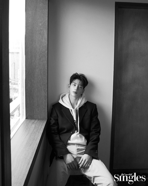 Choi Bo-min and Bong Jaehyun of Group Golden Child re-emerged the title of Picture Artisan with deadly charm.Lifestyle magazine Singles released a picture of Choi Bo-min and Jaehyuns perfect autumn styling on the 1st.In the black and white picture, Choi Bo-min and Jaehyun created a chic atmosphere in a sophisticated suit, and the brilliant visuals of the two overwhelmed the viewers.In the second cut, the hoodie and jacket were layered to create a free and comfortable atmosphere.In particular, it is said that the two people completed the mood that can not be replaced with deepened eyes and soft smiles, and the admiration of the shooting staff was constant.More pictures of Choi Bo-min and Bong Jaehyun, who showed the power of Picture Artisan, can be found in the October issue of Singles.Golden Child, which includes Choi Bo-min and Jaehyun, will release Regular 2nd album DDARA on the 5th and make a high-speed comeback in about two months.Golden Child, which boasts high-quality music and brilliant performances for each album, is expected to show new images through Follow.