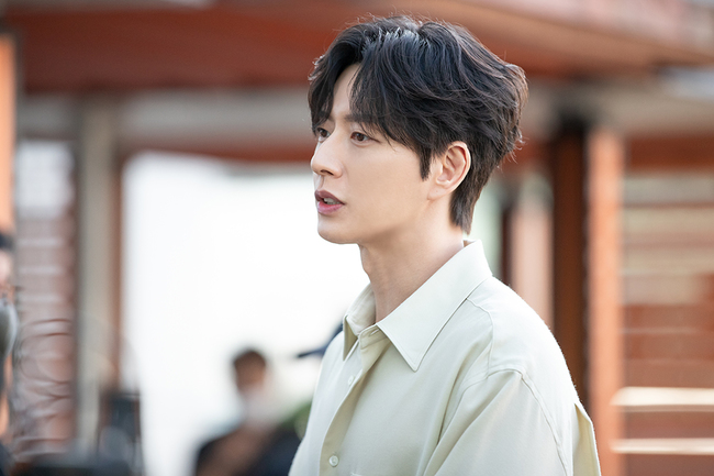Drama Showtime from now on! The test was taken before the full-scale shooting.MBCs new Showtime from now on!! (playplayed by Ha Yoon-a/directed Lee Hyung-min/produced by Samhwa Networks), which will air in the first half of 2022, will be taking a test shot together, foreshadowing the birth of a big hit.Actors test shooting was held at Ilsan MBC on the 30th of last month.Park Hae-jin, Jin Ki-joo, Jung Jun-ho, Kim Hie-jae and Jang Ha-eun attended the filming, and the first step was taken off.Actors boasted the perfect chemistry in their first meeting and raised expectations for future breathing.In the public steel, Park Hae-jin boasts an overwhelming visual in a long coat; in another photo, she is smiling with a clear smile, giving her a cheerful scene vibe.Especially after the filming started, he showed a cynical expression and was completely immersed in Cha Cha-woong, a cold-looking man in the play.Kim Hie-jaes photo, which challenges Acting through Showtime from now on!, attracts attention.From the conversation with director Lee Hyung-min, who directed the director, to the view of the shooting monitor, I can see that he is working on Acting with a serious attitude.In another photo, he plays a role as a scene atmosphere maker with a unique smile.