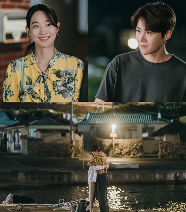 The Gat Village Cha Cha Cha Cha has unveiled the sweet date scene of Shin Min-a and Kim Seon-ho.TVNs Saturday drama Gat Village Cha Cha Cha (director Yoo Jae-won, playwright Shin Ha-eun, production studio Dragon/Jetist) captures the sweet romantic atmosphere of Shin Min-a and Kim Seon-ho, drawing attention.Viewers are paying attention to whether the two people who confirmed each others hearts with a hot kiss are entering pink love mode in earnest.In the last broadcast, the relationship between Hye-jin (Shin Min-a) and Kim Seon-ho in the drama was a dramatic turning point.In the meantime, they have been drawn to each other and know the deepening feelings, but the two have drawn a line in the Friend relationship.However, Hye-jins I like the erythema, who realized that his heart toward the two-piece was love, was no longer able to hide his mind with the straight-line Confessions.As a result, the two people who have settled the Friend relationship with the kiss through each others hearts start a full-fledged love affair, and their curiosity for further romance is at its peak.Here, Hye-jin and the unusual past relationship of Du-sik make them expect a thicker romance.Dusik, who happened to see Hye-jins childhood family photo taken in the resonance sea, recalled the memories that his grandfather took when he was a child, and through this, he could see that their first relationship had already started in the past.In addition, the two people were able to confirm through the epilogue that there was another chance meeting during their student days, so viewers are more enthusiastic about their fateful relationship.Among them, SteelSeries has a romantic time of Hye-jin and Doo-sik, which makes even viewers happy.First, after Dusik responded to Hyejins Confessions with a kiss, the two peoples eyes, which are looking at each other with a dripping eye, feel happiness and make them smile.In another Steel Series, Hye-jin and Du-siks dating scene, which is even more sweet, are stolen.Hye-jin and Doo-sik, who hold each other as if they will never miss each other, convey the excitement that makes their hearts pound.