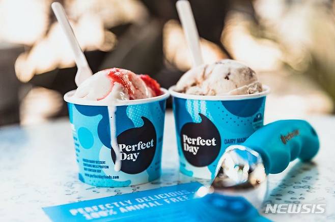 [서울=뉴시스] 미국 퍼펙트데이(Perfect Day)의 애니멀프리(Animal-free) 아이스크림 제품.(사진=SK㈜ 제공) 2021.10.1 photo@newsis.com