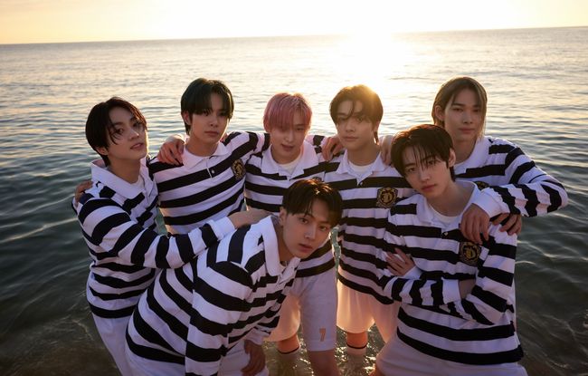 The group ENHYPEN (ENHYPEN) released the final concept photo of the new album, further raising expectations for the upcoming comeback.ENHYPEN (Garden, a rare Victory, Jay, Jake, Sunghoon, Sun Woo, and Dolph Ziggler), which is about to release the Regular album DIMENSION: DILEMMA on the 12th, will be on the official SNS channel at 0:00 on the 1st, and the last concept of the new album, ODYSSEUS (Odysseus), I posted a post.If the previous SCYLLA (Skilla) and CHARYBDIS (Caribbedis) concepts have entered a brilliant world, but have drawn loneliness and loneliness, and happiness in ordinary everyday life, the concept photo of ODYSSEUS (Odysseus) expresses the confused feelings of boys crying and laughing together while enjoying intense sports.Seven members in uniform play rugby in the background of the sunset, emit a refreshing beauty with dynamic and energetic energy, gather together to shout a fight or pose for the camera.On the other hand, the personal concept photo shows the joyful and sad faces of the boys who have had a lively and pleasant time, and each of the seven members catches their attention in confusion.ENHYPEN, which is returning to its first Regular album since debut, is showing off the dignity of ENHYPEN, the fourth generation hot icon, as DIMENSION: DILEMMA has renewed its own record with more than 600,000 pre-orders in six days after its pre-sale.biliprap