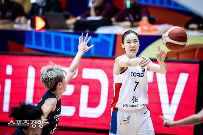 한국의 박혜진이 30일 벌어진 아시아컵 여자농구 4강 진출 결정전 대만과의 경기에서 상대 수비를 피해 패스하고 있다. FIBA 제공