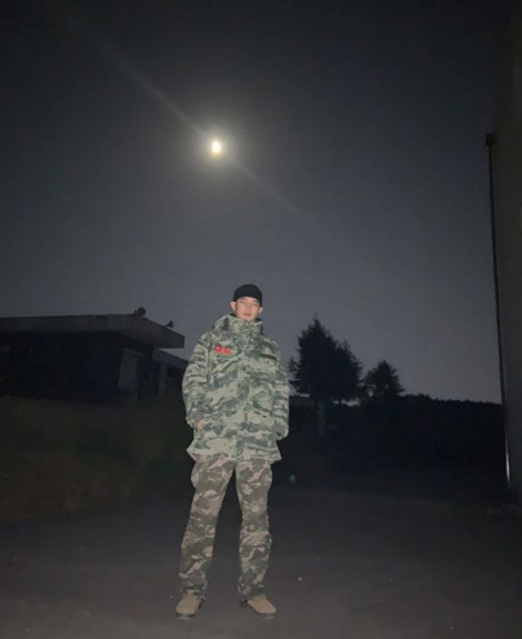 SHINee Minho posted a picture of his military uniform on October 1st to mark Armed Forces Day.Minho posted a picture of his military uniform on his instagram on the 1st, along with an article entitled Air Force Day. ROKMC (Marines of Korea).In the photo, Minho showed the perfect ratio of Sodu + Long Leg with her beanie and her hands in her pocket.Minho appeared on JTBCs Knowing Brother in February after his discharge, saying, I wanted to get a lot of training and I wanted to try a lot of new challenges.At first, I regretted it because I was hard, but I adapted and it fits well with me. The fans commented on Minhos military uniform photo, saying, You know that Marines is enough once? And You can not re-enter.Meanwhile, Minho recently made a special appearance in the original TV series Yumis Cells.PhotoMinho SNS