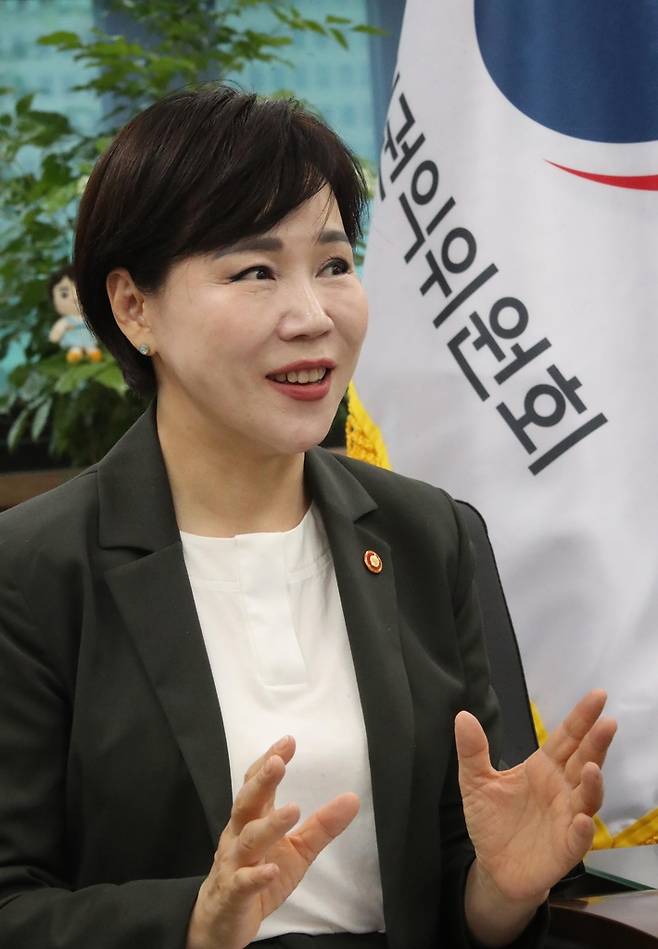 인터뷰하는 전현희 국민권익위원장 (서울=연합뉴스) 김승두 기자 = 전현희 국민권익위원장이 1일 정부서울청사에서 공익신고자보호법 시행 10주년과 관련한 인터뷰를 하고 있다.2021.10.1. kimsdoo@yna.co.kr