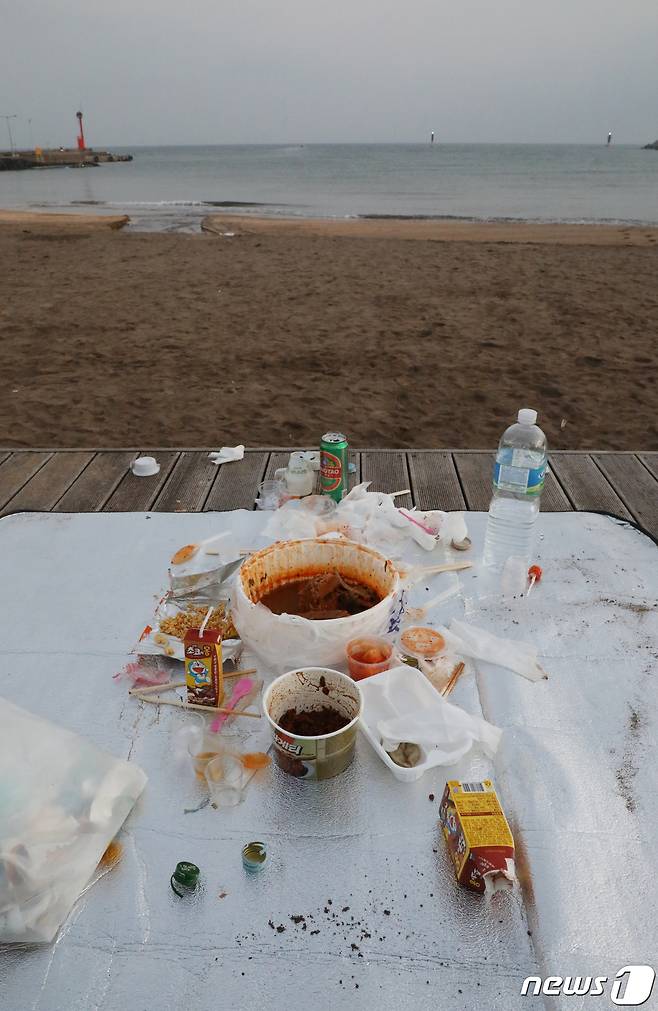 2일 오전 제주시 이호해수욕장에 밤사이 사람들이 버리고 간 쓰레기들이 널려 있다. 2021.10.2/뉴스1 © News1 오현지 기자