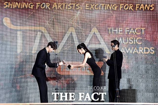 손나은(가운데)이 2일 오후 인천 중구 파라다이스시티 호텔 플라자에서 열린 '2021 TMA'에서 '올해의 아티스트'를 수상한 강다니엘(왼쪽)에게 상패를 전달하고 있다. /인천=이선화 기자