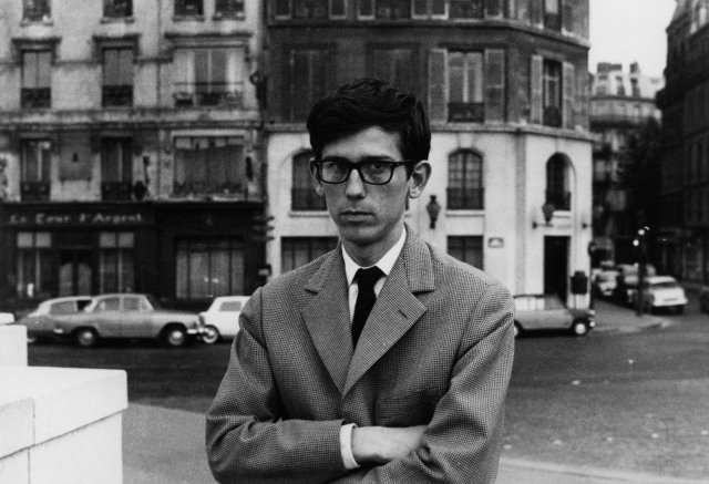 1962년 프랑스 파리 Quai de la Tournelle 앞에 서 있는 젊은 크리스토의 모습. ─ 사진:Jeanne-Claude, ⓒ1962 Christo and Jeanne-Claude Foundation