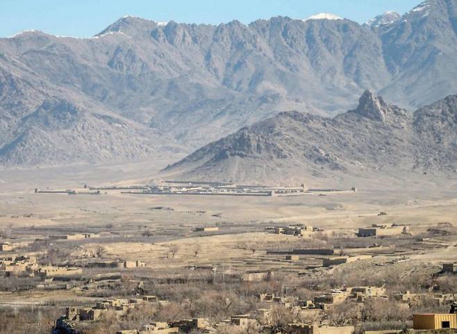 아프가니스탄은. 최대 높이 7000m를 웃도는 높고 가파른 산맥이 이어지면서 1200km의 거대한 자연 장벽을 형성하고 있다. 전체 영토의 90%가량이 험준한 산악 지대로 이 자연 장벽은 외세를 막는 데에는 큰 역할을 했지만, 농경지와 주거지 등 실질적으로 이용할 수 있는 곳이 적어 거주지로는 적당하지 않다. 게티이미지뱅크 제공