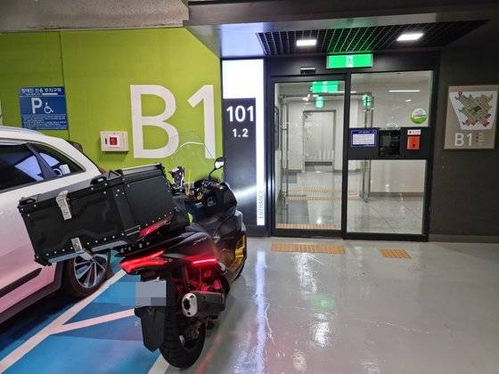 배달 기사가 A아파트의 지하주차장으로 내려와 세대호출을 한뒤 배달하고 있다. 심석용 기자