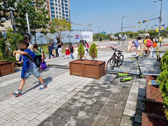 지난달 30일 오후 1시쯤 초등학생들이 인천 송도의 한 아파트 입구에 설치된 볼라드를 넘어 하교하고 있다. 심석용 기자