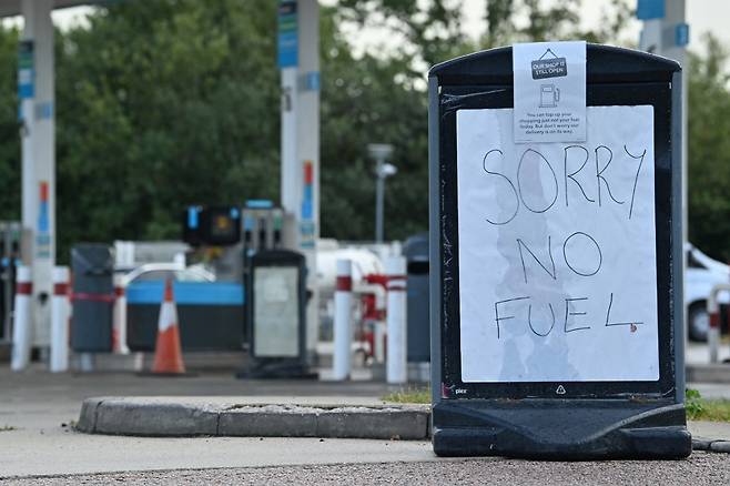 영국의 한 주유소 앞에 기름이 떨어졌다는 안내판이 세워져 있다. /사진=AFP