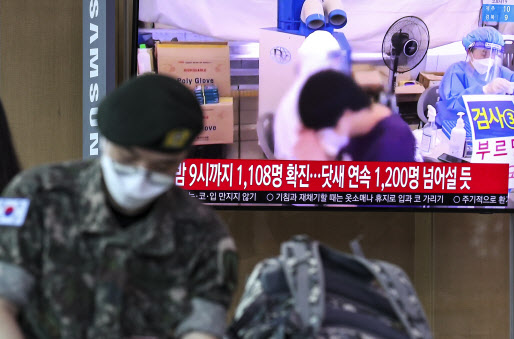 서울 용산구 서울역 대합실에서 군인이 열차를 기다리고 있는 모습(사진=뉴시스).