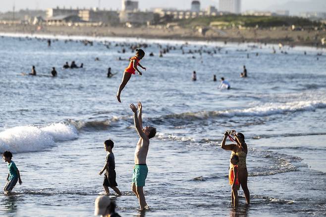 일본이 위드 코로나로 방역 체계를 전환한 첫 주말인 지난 2일 한 가족이 카나가와 해변을 찾은 모습(사진=AFP)