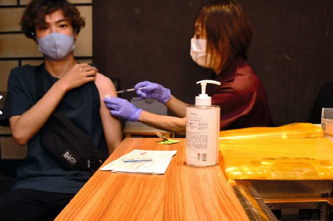 2일 교토의 한 야키니쿠 가게에서 직원이 모더나 백신을 접종받고 있다(사진=아사히신문)