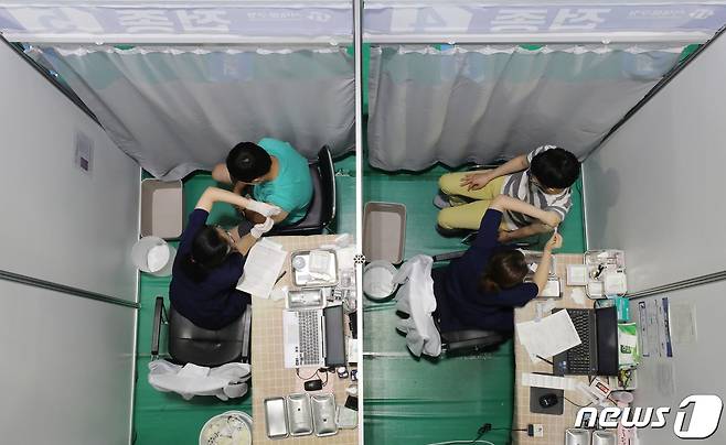 28일 오후 서울 서대문구 북아현문화체육센터에 마련된 신종 코로나바이러스 감염증(코로나19) 백신 예방접종센터를 찾은 시민들이 접종을 하고 있다. 2021.9.28/뉴스1 © News1 박세연 기자