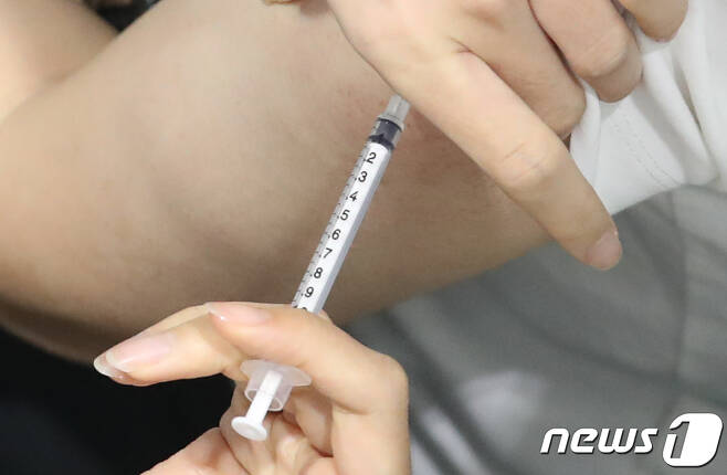 1일 오후 서울 서대문구의 한 센터에 마련된 신종 코로나바이러스 감염증(코로나19) 백신 예방 접종센터에서 백신 접종이 진행되고 있다.  © News1 송원영 기자