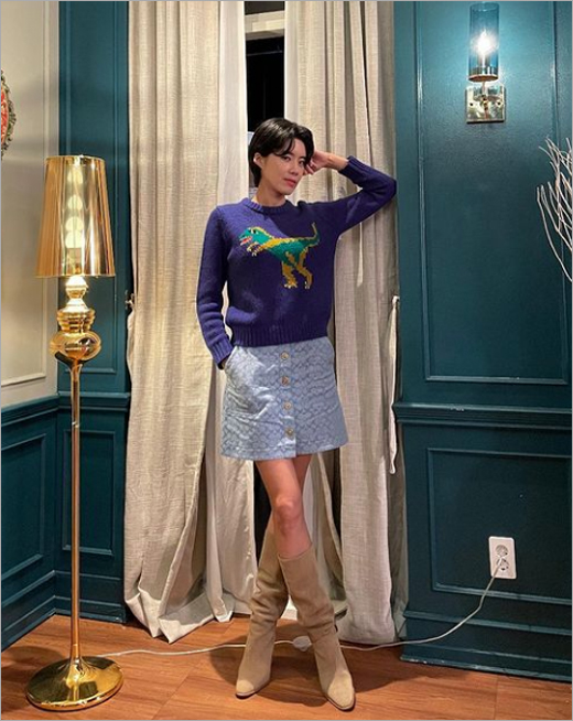 The comedian Jang Doyeon released a model-like photo.Jang Doyeon posted a picture on Instagram on the 4th with an article entitled Nit picks.In the open photo, Jang Doyeon took a slightly humorous pose in a mini skirt with a long boots and a sweater.However, the netizens who saw the post responded that the eyes are really cool and it is so beautiful unlike the intention.On the other hand, Jang Doyeon is appearing on Mnet TMI NEWS, MBC Everlon Welcome, First Time in Korea? ~ Is Korea the first time?