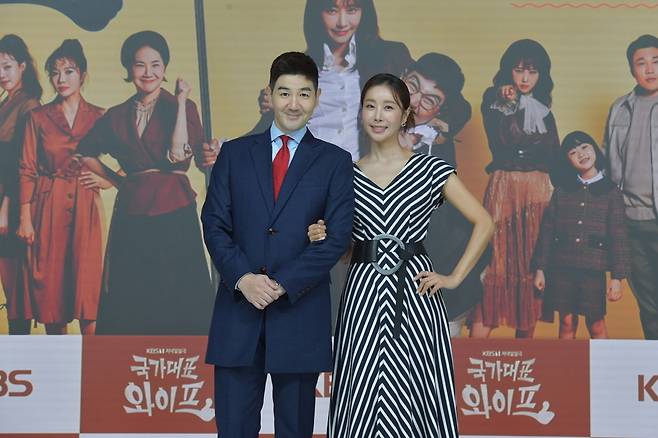 Actor Han Eun-jung and Han Sang-jin expressed their feelings of co-working the couple.Han Eun-jung said, I first saw Han Sang-jin and his first acting co-work at the KBS 1TV new daily drama National Player Wife (playplayplay by Kim Ji-wan / directed by Choi Ji-young) which was held online on October 4, I have been comfortable,He is older than me, but his brother is filling him up a lot. In fact, he is very good and well. Han Sang-jin said of Han Eun-jung, The shooting atmosphere is really good.I am so glad to be able to shoot with Han Eun-jung  Both are Han, but in Korea, there is still a same-sex fairy tale, so I can not actually marry. 