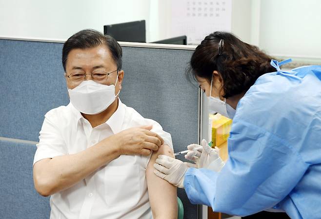 문재인 대통령이 4월30일 오전 서울 종로구 종로보건소에서 코로나19 백신 2차 예방 접종을 하고 있는 모습. 뉴시스