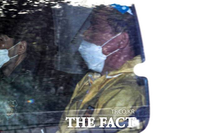 '대장동 개발 사업 특혜 의혹'의 핵심 인물인 유동규 전 성남도시개발공사 기획본부장이 지난 3일 오후 서울 서초구 서울중앙지방법원에서 구속영장실질심사를 마치고 차량을 타고 이동하고 있다. 2021.10.03. /뉴시스