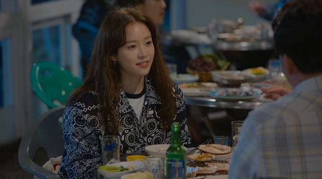 백종원과 배우 한지민이 조개구이에 소맥을 먹고 있다. /넷플릭스 '백스피릿'