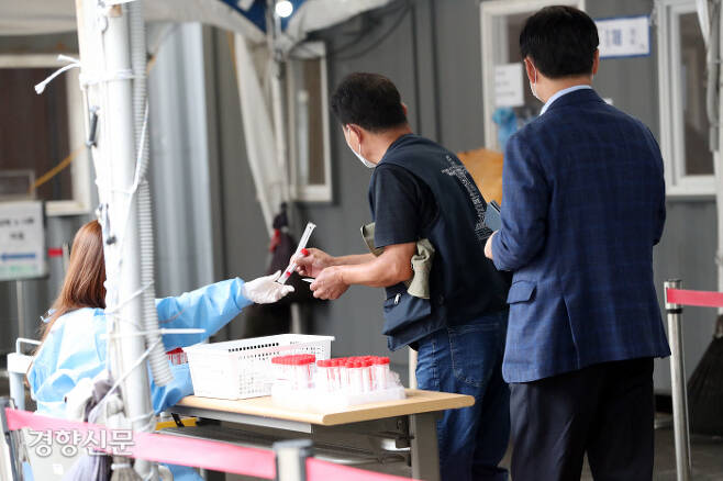 서울역광장에 마련된 서울시 중구임시선별검사소에서 5일 시민들이 코로나19 검사를 받고 있다. 김영민 기자