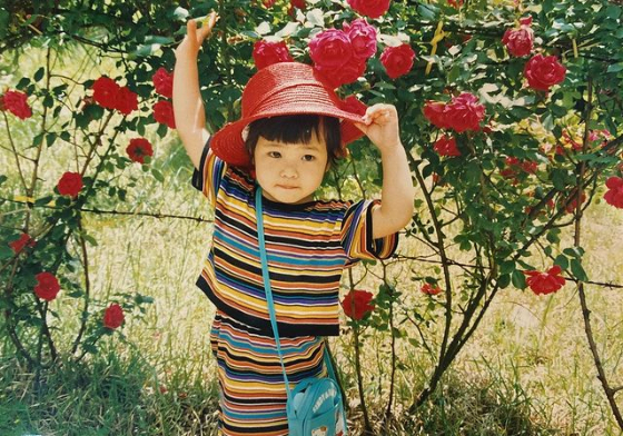 On May 5, Jeon Yeo-been posted a picture with an emoticon on his instagram. The photo showed Jeon Yeo-been as a child.The young woman posing in front of the roses, her eyes focused on his other appearance, from the leaves of the cake, and she was armed with cuteness, from stripes and bags with different colors to hats.Meanwhile, Jeon is currently filming the Netflix original series Glitch.Glitch is a story about UFO community members approaching the reality of mysterious secrets by chasing the whereabouts of those who disappeared with unidentified lights.