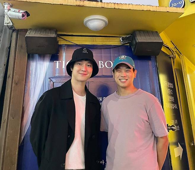 Go Kyung-pyo posted a picture on his instagram on the 5th with an article entitled Ki Hong Lee Actor I met while going to play.In the public photos, Go Kyung-pyo, who visited Daehangno for the play, met with Ki Hong Lee and took a certified photo.Especially, the special meeting of the two people filled with the screen is captivating the attention.Go Kyung-pyo even said, After shooting, I wrote the mask again.Meanwhile, Ki Hong Lee has been loved by Minho in the Hollywood movie Maze Runner in 2015, and has also announced exclusive contracts with Korean entertainment last year.Photo: Go Kyung-pyo Instagram