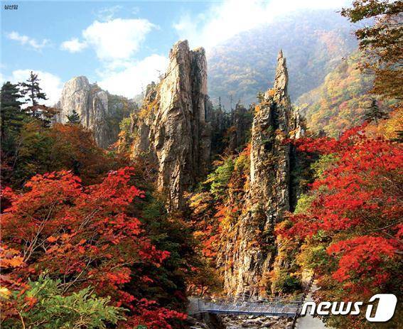 북한의 대외용 월간지 '조선' 10월호에 소개된 금강산의 가을 풍경들. 사진은 삼선암의 모습.(조선 갈무리)© 뉴스1