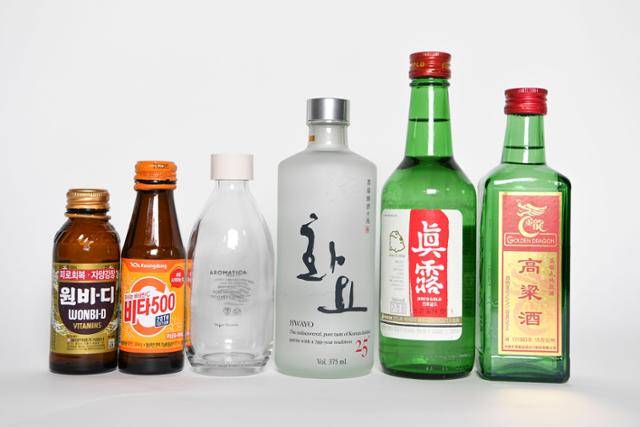 현재 한국에서 재활용이 용이한 병은 투명, 갈색, 초록병이다. 사진 속 오른쪽 두 번째 소주병은 업체에서 회수해 재사용하는 병이다. 한지은 인턴기자
