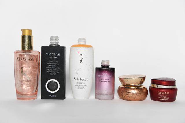 각종 유리 화장품 용기들이다. 유리는 투명, 녹색, 갈색만 재활용이 가능한데, 이 화장품 병들은 다른 색으로 코팅돼 재활용이 어렵다. 한지은 인턴기자