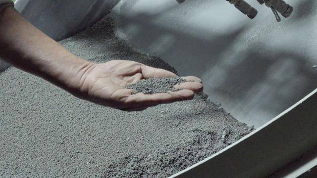 지난달 15일 경기 화성시 한국발포유리 공장에서 폐유리가 건축자재로 가공되고 있다. 파쇄와 가공을 거친 유리는 모래와 비슷한 질감이며, 손으로 만져도 따갑지 않았다. 이수연 PD