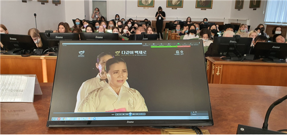 남은혜 명창이 '제19회 국제한국학컨퍼런스'에 참여해 '공주아리랑'을 소개하며 공연하고 있다.