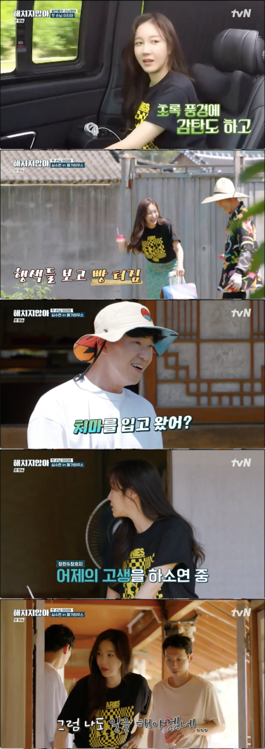 The Chemie of the House family exploded in Hatch.Lee Ji-ah appeared as the first guest of House in TVN Hatch Not broadcast on the afternoon of the 5th.Lee Ji-ah, who entered House, burst into bread when he saw the three brothers. Um Ki-jun said, Did you wear a skirt? Lee Ji-ah said, When I came here, I told him to come beautifully.But it is so ironic to walk here wearing this clothes. Yoon Jong-hoon and Bong Tae-gyu prepared squid parjeon for lunch.Bong Tae-gyu asked, What can I do for you? and Yoon Jong-hoon said, Please rub the squid.Bong Tae-gyu made a small piece of squid. Yoon Jong-hoon said, If the standard comes to my brother and sister Jia, I will be a wreck.When asked how many times he had done Lee Ji-ah and Lee Ji-ah, who entered the situation drama while eating pajeon, Lee Ji-ah said, I did it three times.When asked how many children were there, Lee Ji-ah said, I can not remember because there are many people. Two (?) are right.The four of them went to see the nearby sea. The kitchen manager, Yoon Jong-hoon, laughed, saying, I think I know my mothers sense of liberation.The four people who came home were Kim Young-Dae and han ji-hyunBefore this, I went to the preparation of the meal with the room arrangement. Han ji-hyun in the moving car.We originally wanted to come early today, but we were late because of the last shot of House, he said.When I saw Bong Tae-gyu, who cooks cauldrons, Lee Ji-ah asked, Do you really think? Have you tried it? Bong Tae-gyu replied, No.Kim Young-Dae and han ji-hyun arriveWhen Bong Tae-gyu saw it, he said, It was troubled. Is it over? Kim Young-dae and han ji-hyun, who had prepared the cake,han ji-hyunWhat is dinner this evening? I will change my clothes and help you.Kim Young-dae asked, Did you cook rice yourself? And Bong Tae-gyu said, You can complain with torch.You come and I cry. Kim Young-Dae was restless, saying, What can I do? and pretending to cry.Bong Tae-gyu, who tasted the finished cauldron rice, was relieved to say its okay.Then he began to eat dinner at the finished dish. Lee Ji-ah admired him, saying, Jong Hoon, its delicious. Youre good at cooking.I ate this prepared cake and congratulated each other, saying, I congratulate you once because I did not hit it.Its not Hatch broadcast screen capture