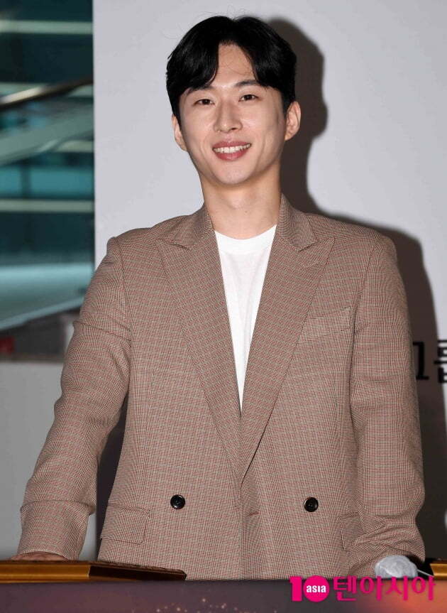 Actor Andrew Kim Taegon attends the 2021 Buil Film Award handprinting event held at the BEXCO Auditorium in Udong, Haeundae-gu, Busan on the afternoon of the 7th.