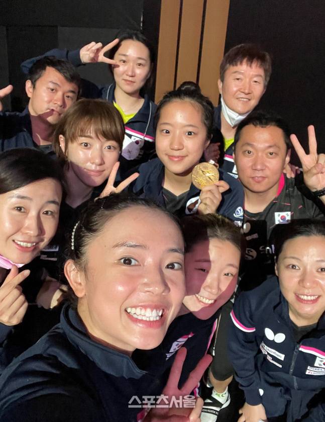 2021 아시아탁구선수권대회를 마친 뒤인 5일(현지시간) 여자대표팀 추교성(맨 뒤 오른쪽) 감독-전혜경(왼쪽) 코치가 전지희(맨앞), 신유빈(중앙) 등 선수들과 셀카를 찍으며 좋아하고 있다. 여자대표팀 제공