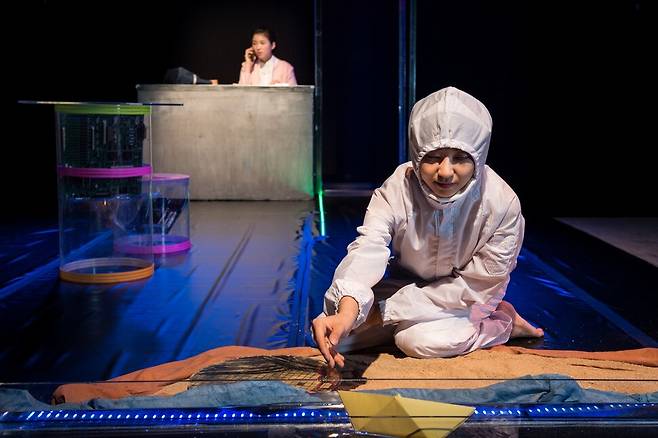 삼성반도체 공장의 첫 백혈병 피해자인 고 황유미씨를 모티브로 만들어진 연극 <반도체 소녀>. 문화창작집단 날 제공