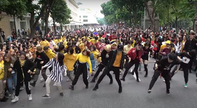 2019년 11월 베트남 청년들이 수도 하노이 호안끼엠 인근 거리에서 열린 'K팝 랜덤 플레이 페스티벌'에 참가해 함께 춤추고 있다. 유튜브 캡처