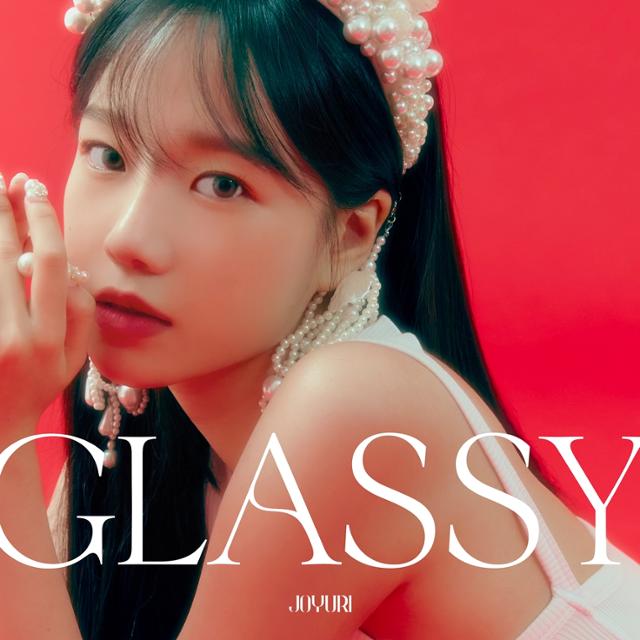 조유리는 7일 오후 6시 전 온라인 음원 사이트를 통해 첫 번째 싱글 앨범 'GLASSY (글래시)'를 발매한다. 웨이크원 제공